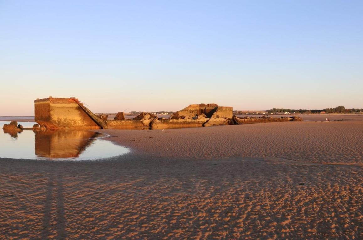 Gites "Plage" Ou "Pieds Dans L'Eau" En Front De Mer A Asnelles , 3Km D'Arromanches, 10Km De Bayeux Exterior photo