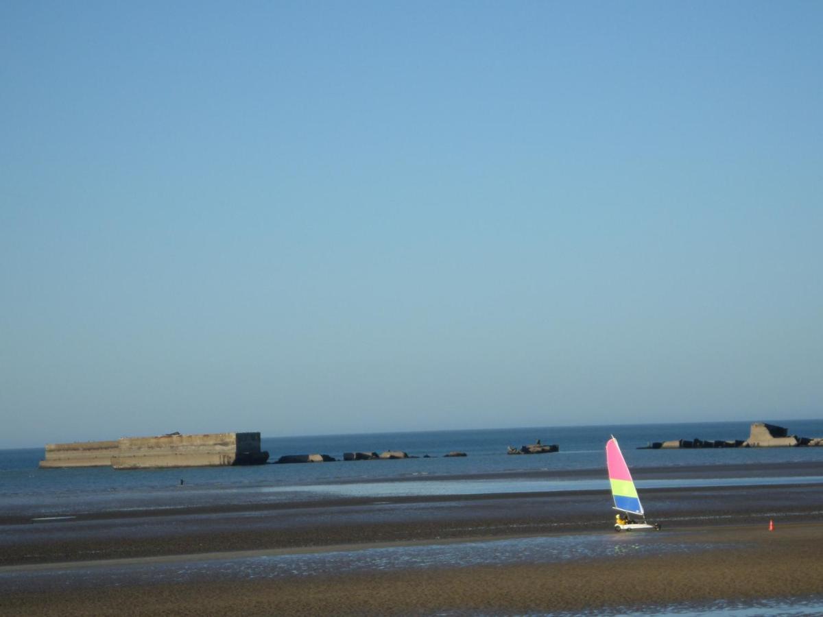 Gites "Plage" Ou "Pieds Dans L'Eau" En Front De Mer A Asnelles , 3Km D'Arromanches, 10Km De Bayeux Exterior photo